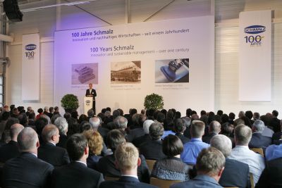 Wirtschaft + Unternehmen: Von der Klinge zum Greifer Wirtschaft + Unternehmen: Von der Klinge zum Greifer